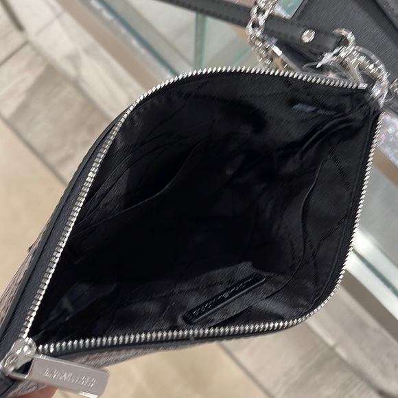 MICHAEL KORS JET SET ITEM LG 2 in 1 CARD CASE & WRISTLET
Black - Picture 5 of 16